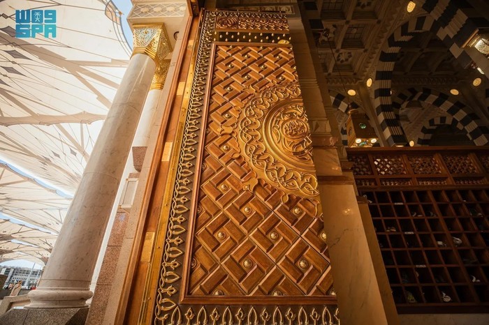 Dari Kayu Jati ke Lapisan Emas, Kemegahan Pintu Nabawi Pancarkan Keindahan yang Khas