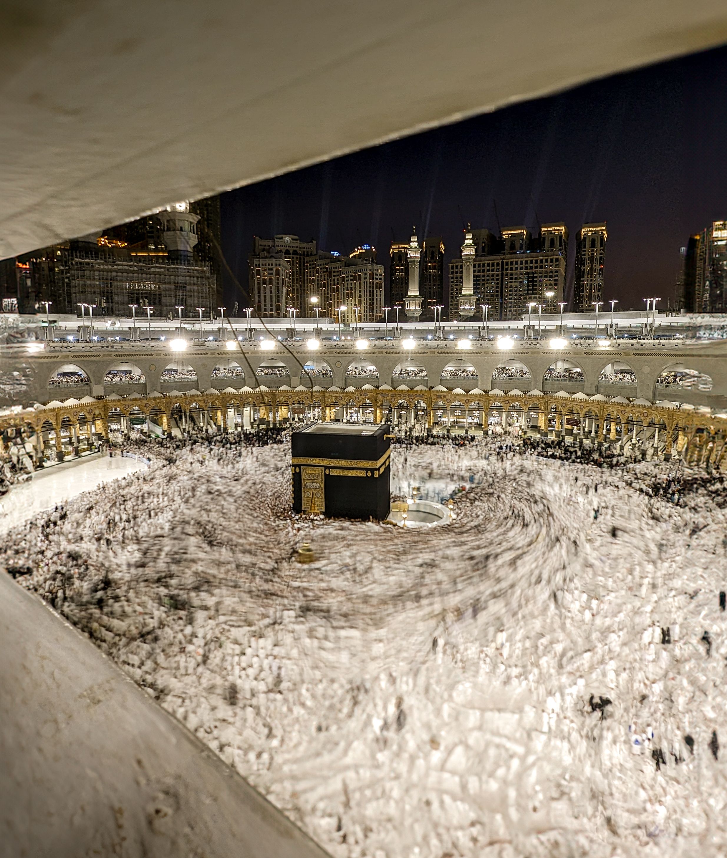 Bukan Cuma Megah, Masjidil Haram Ternyata Diterangi Lebih dari 120 Ribu Lampu